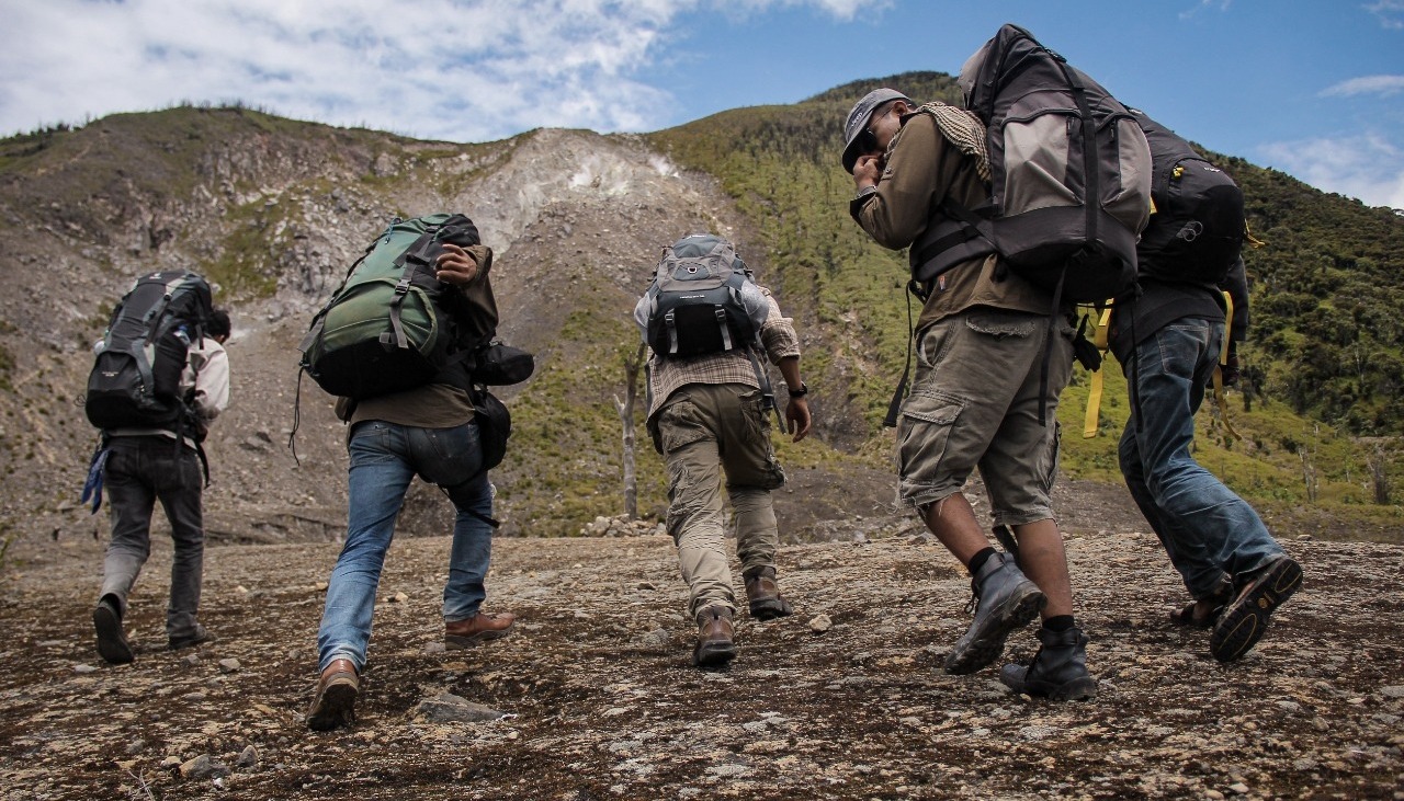 grupo de hombres haciendo trekking en la región Metropolitana