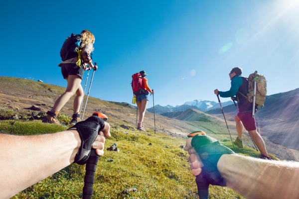 Grupo de personas haciendo trekkign en Valle Nevado